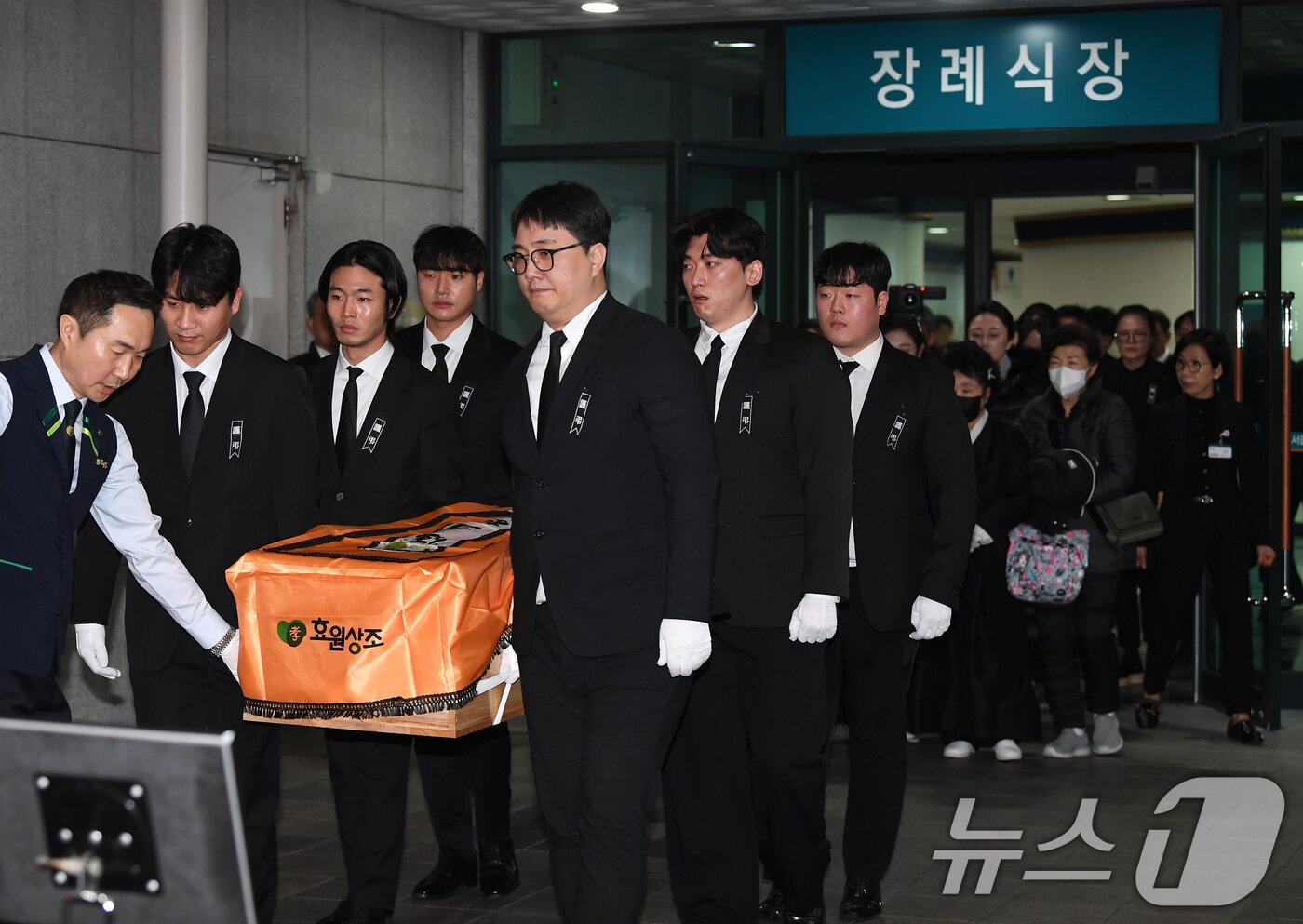 본문 이미지 - 국민배우 이순재가 91세를 일기로 별세한 가운데, 27일 오전 서울 송파구 아산병원에서 열린 발인식에서 고인이 운구되고 있다. 이순재는 지난해 연극 &#39;고도를 기다리며를 기다리며&#39;를 마지막으로 활동을 중단하고 건강 악화로 재활 치료를 받던 중 사망 소식을 전해 안타까움을 자아내고 있다. &#40;공동취재&#41; 2025.11.27/뉴스1 ⓒ News1 김명섭 기자