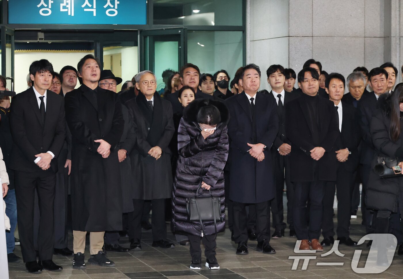 본문 이미지 - 국민배우 이순재가 91세를 일기로 별세한 가운데, 27일 오전 서울 송파구 아산병원에서 열린 발인식에서 동료 연예인들이 고인의 마지막길을 배웅하고 있다. 이순재는 지난해 연극 &#39;고도를 기다리며를 기다리며&#39;를 마지막으로 활동을 중단하고 건강 악화로 재활 치료를 받던 중 사망 소식을 전해 안타까움을 자아내고 있다. &#40;공동취재&#41; 2025.11.27/뉴스1 ⓒ News1 김명섭 기자