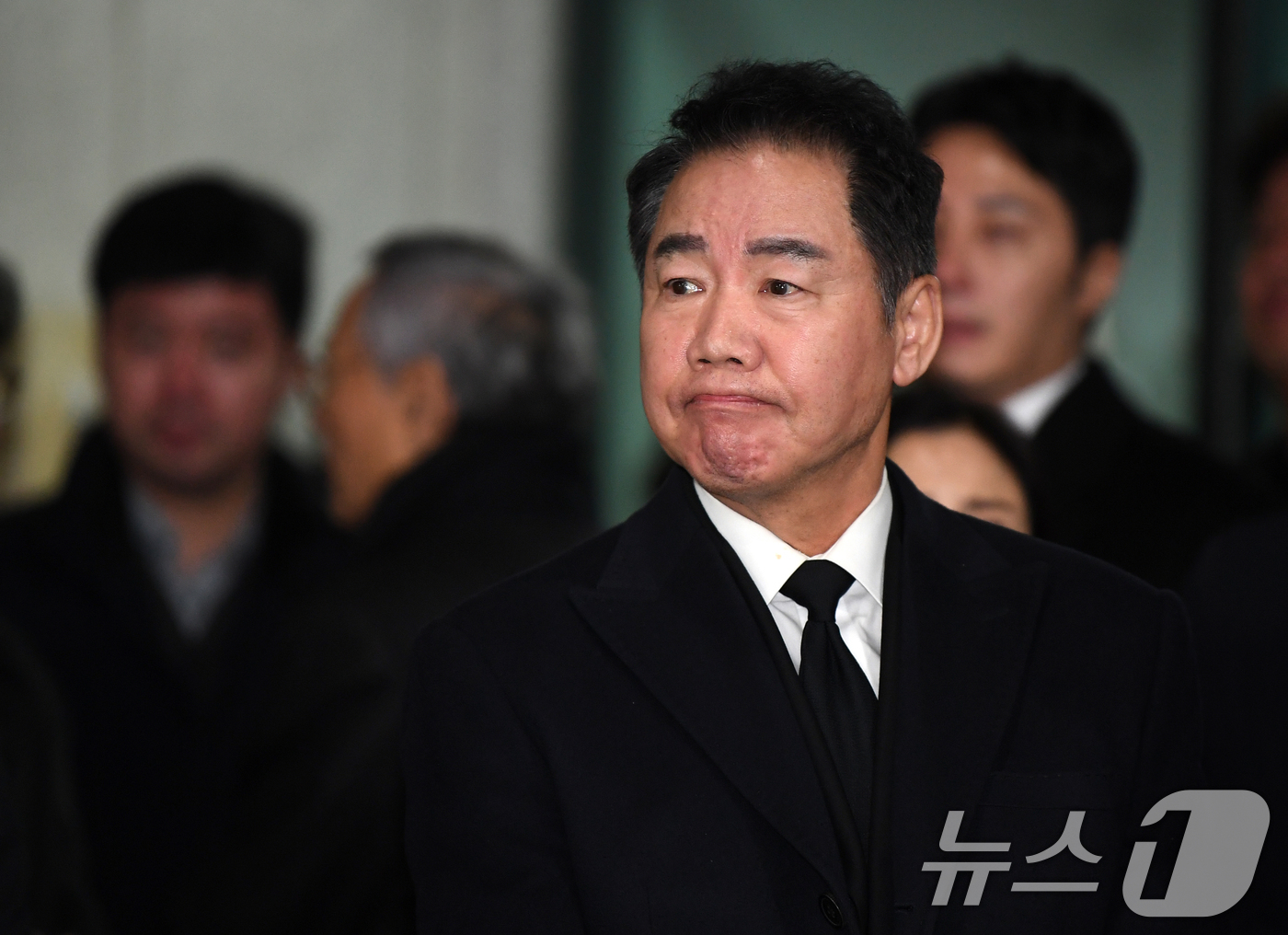 (서울=뉴스1) 김명섭 기자 = 국민배우 이순재가 91세를 일기로 별세한 가운데, 27일 오전 서울 송파구 아산병원에서 열린 발인식에서 동료 연예인들이 고인의 마지막길을 배웅하고 …