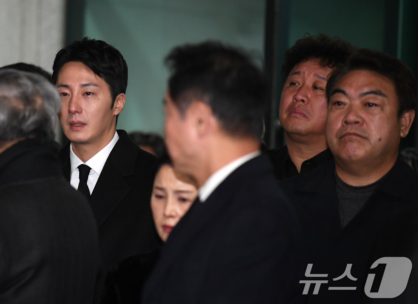 본문 이미지 - 국민배우 이순재가 91세를 일기로 별세한 가운데, 27일 오전 서울 송파구 아산병원에서 열린 발인식에서 동료 연예인들이 고인의 마지막길을 배웅하고 있다. 이순재는 지난해 연극 &#39;고도를 기다리며를 기다리며&#39;를 마지막으로 활동을 중단하고 건강 악화로 재활 치료를 받던 중 사망 소식을 전해 안타까움을 자아내고 있다. &#40;공동취재&#41; 2025.11.27/뉴스1 ⓒ News1 김명섭 기자