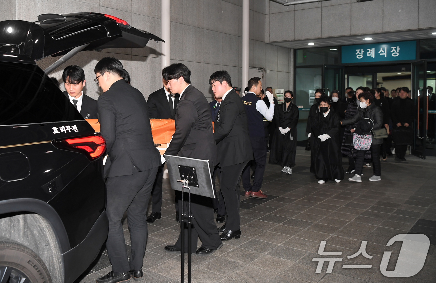 (서울=뉴스1) 김명섭 기자 = 국민배우 이순재가 91세를 일기로 별세한 가운데, 27일 오전 서울 송파구 아산병원에서 열린 발인식이 엄수되고 있다. 이순재는 지난해 연극 '고도를 …