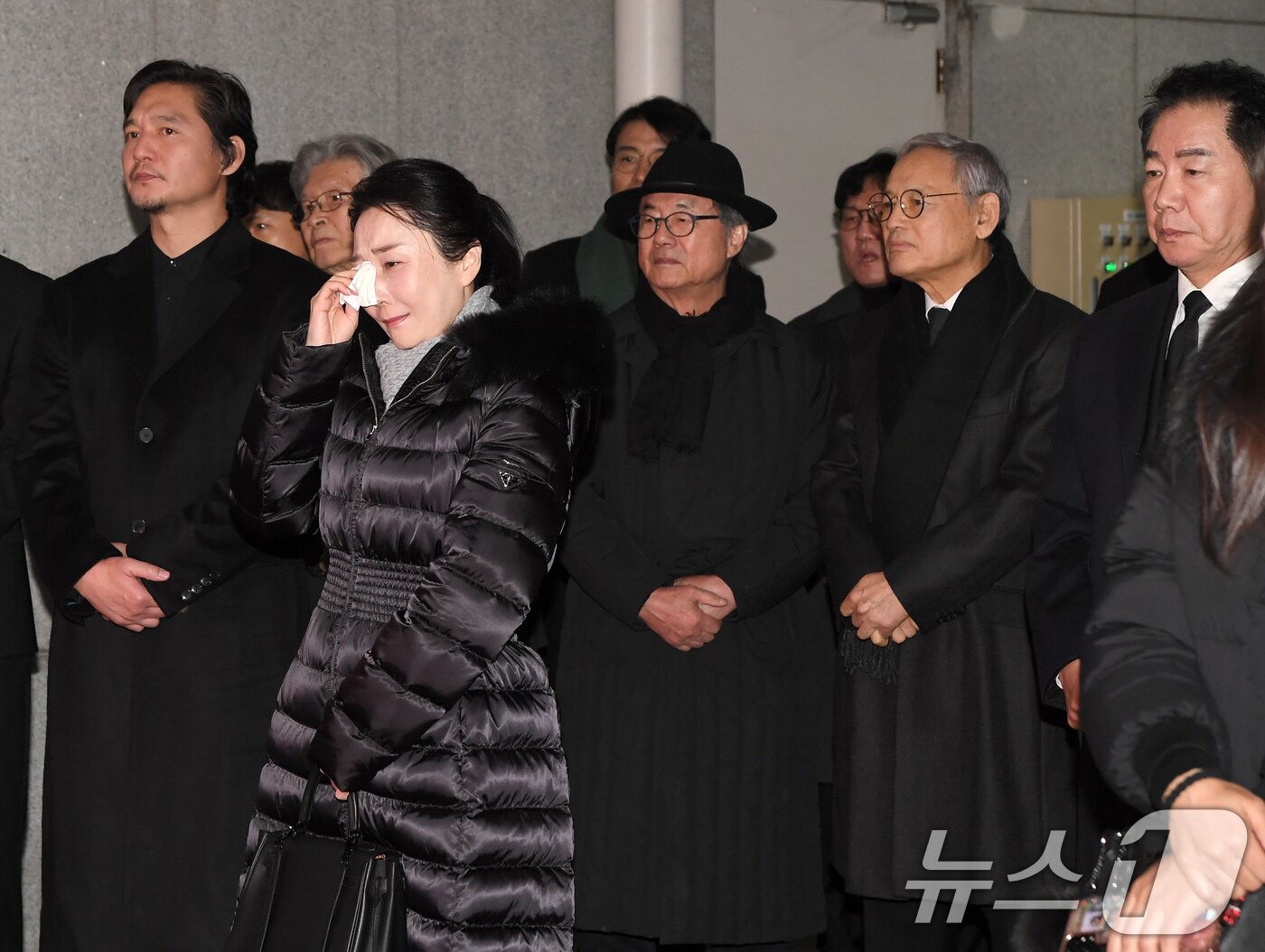 본문 이미지 - 국민배우 이순재가 91세를 일기로 별세한 가운데, 27일 오전 서울 송파구 아산병원에서 열린 발인식에서 동료 연예인들이 고인의 마지막길을 배웅하고 있다. 이&#40;공동취재&#41; 2025.11.27/뉴스1 ⓒ News1 김명섭 기자
