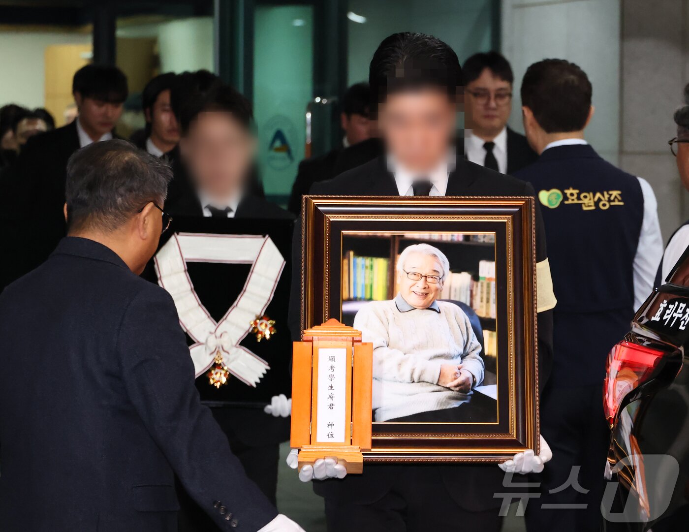 본문 이미지 - 국민배우 이순재가 91세를 일기로 별세한 가운데, 27일 오전 서울 송파구 아산병원에서 열린 발인식에서 고인의 영정이 운구되고 있다.  &#40;공동취재&#41; 2025.11.27/뉴스1 ⓒ News1 김명섭 기자