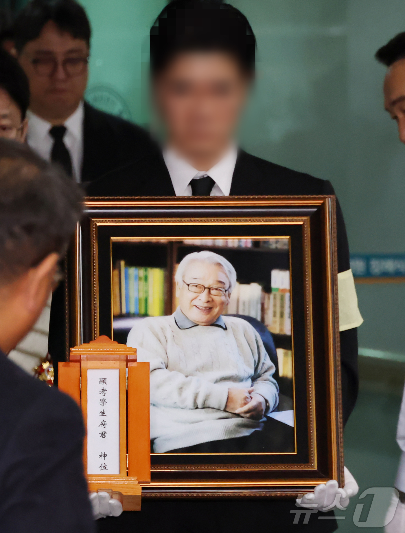 (서울=뉴스1) 김명섭 기자 = 국민배우 이순재가 91세를 일기로 별세한 가운데, 27일 오전 서울 송파구 아산병원에서 열린 발인식에서 고인의 영정이 운구되고 있다. 이순재는 지난 …