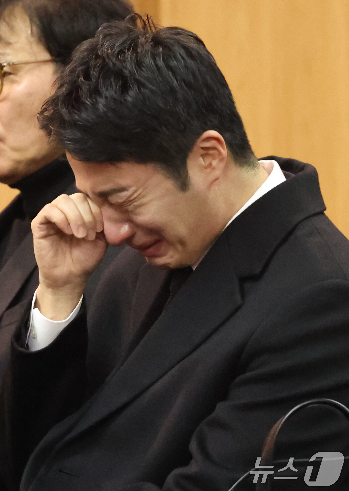 본문 이미지 - 국민배우 이순재가 91세를 일기로 별세한 가운데, 27일 오전 서울 송파구 아산병원에서 열린 영결식에서 배우 정일우가 슬퍼하고 있다.  &#40;공동취재&#41; 2025.11.27/뉴스1 ⓒ News1 김명섭 기자