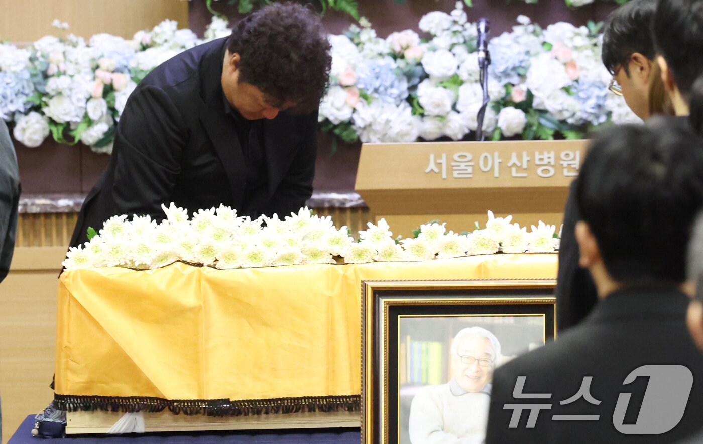 본문 이미지 - 국민배우 이순재가 91세를 일기로 별세한 가운데, 27일 오전 서울 송파구 아산병원에서 열린 영결식에서 배우 정준하가 헌화를 하고 있다.  &#40;공동취재&#41; 2025.11.27/뉴스1 ⓒ News1 김명섭 기자