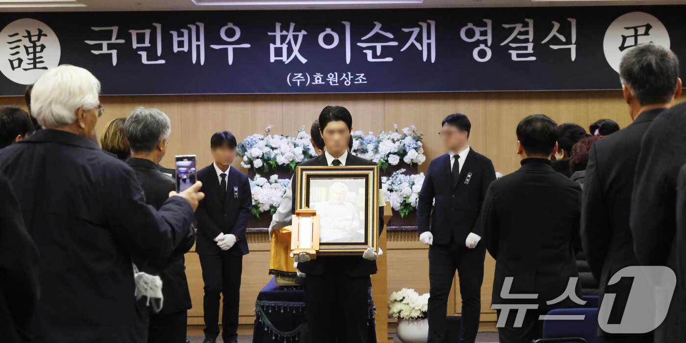 본문 이미지 - 국민배우 이순재가 91세를 일기로 별세한 가운데, 27일 오전 서울 송파구 아산병원에서 열린 영결식이 엄수되고 있다.  &#40;공동취재&#41; 2025.11.27/뉴스1 ⓒ News1 김명섭 기자