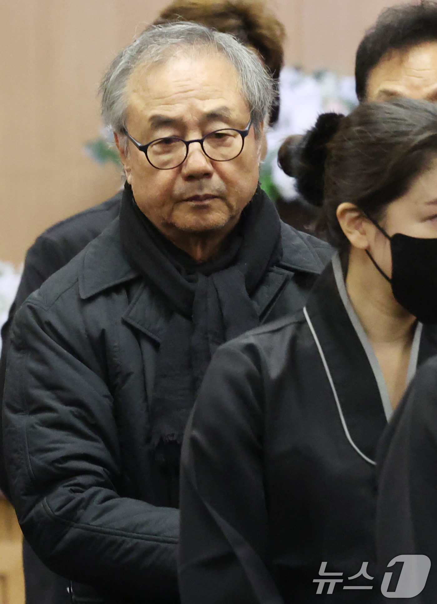 (서울=뉴스1) 김명섭 기자 = 국민배우 이순재가 91세를 일기로 별세한 가운데, 27일 오전 서울 송파구 아산병원에서 열린 영결식에서 배우 정동원이 애도를 표하고 있다. 이순재는 …