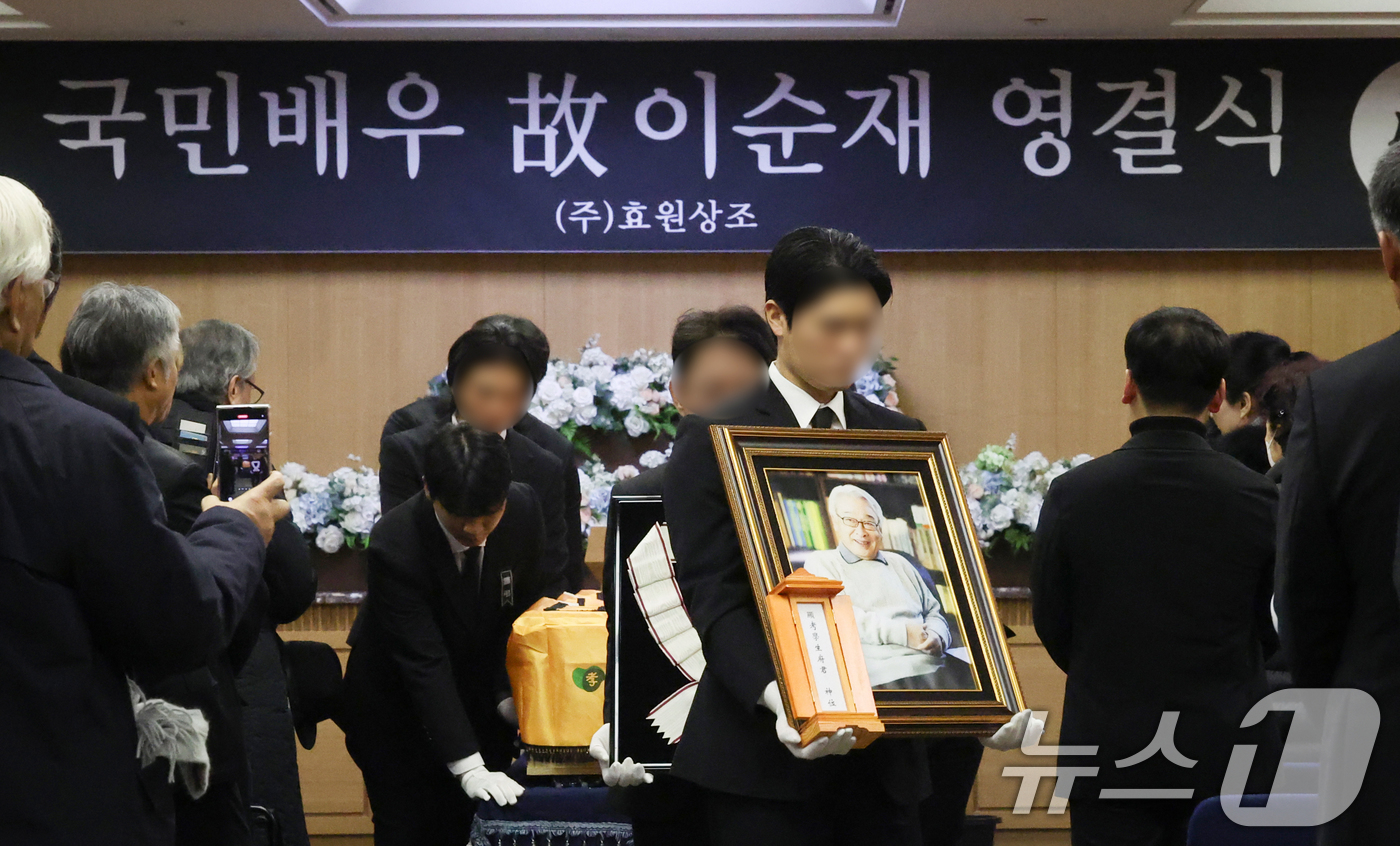 (서울=뉴스1) 김명섭 기자 = 국민배우 이순재가 91세를 일기로 별세한 가운데, 27일 오전 서울 송파구 아산병원에서 열린 영결식이 엄수되고 있다. 이순재는 지난해 연극 '고도를 …