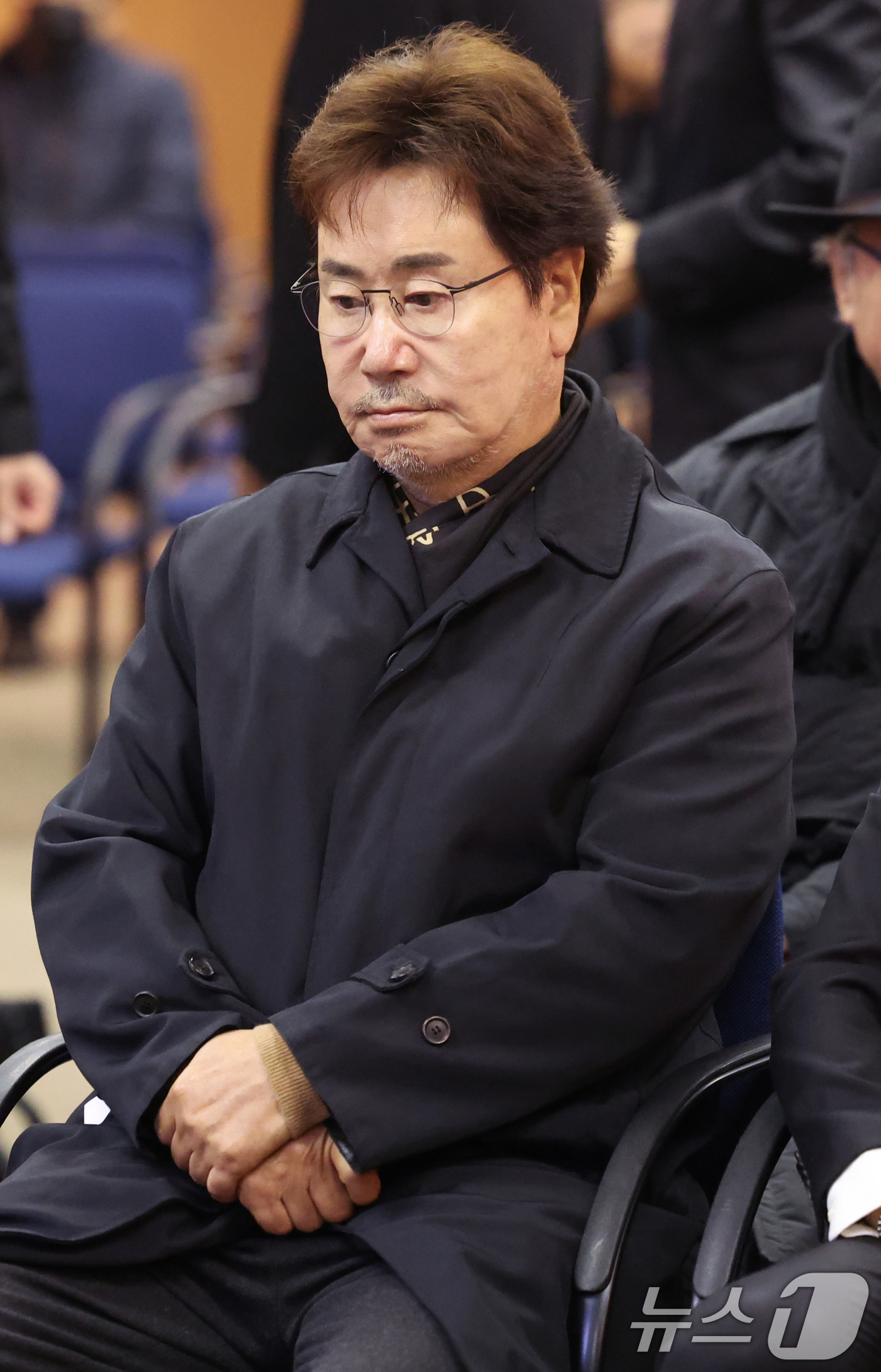 (서울=뉴스1) 김명섭 기자 = 국민배우 이순재가 91세를 일기로 별세한 가운데, 27일 오전 서울 송파구 아산병원에서 열린 영결식에서 배우 유동근이 애도를 표하고 있다. 이순재는 …