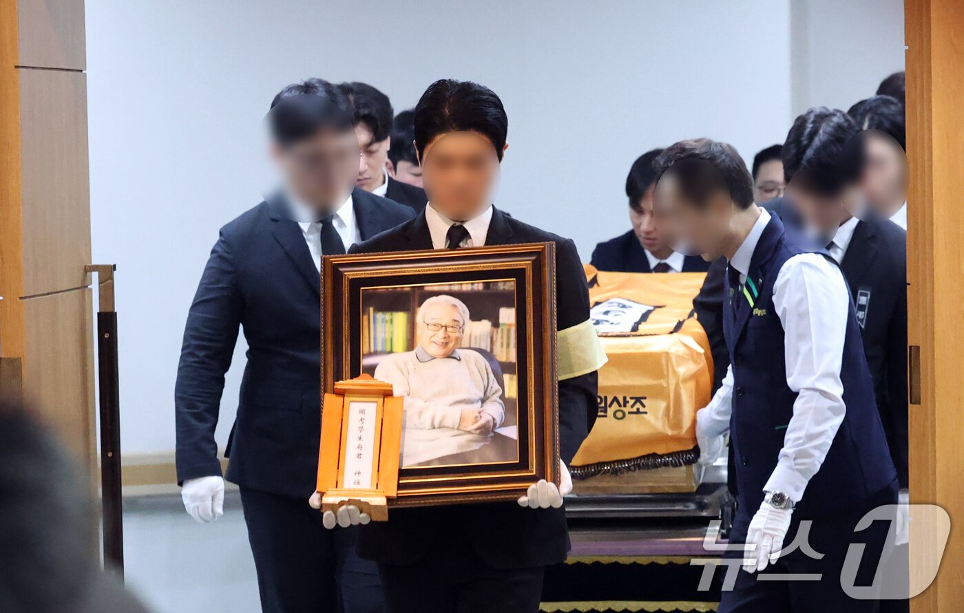 본문 이미지 - 국민배우 이순재가 91세를 일기로 별세한 가운데, 27일 오전 서울 송파구 아산병원에서 열린 영결식이 엄수되고 있다.  &#40;공동취재&#41; 2025.11.27/뉴스1 ⓒ News1 김명섭 기자