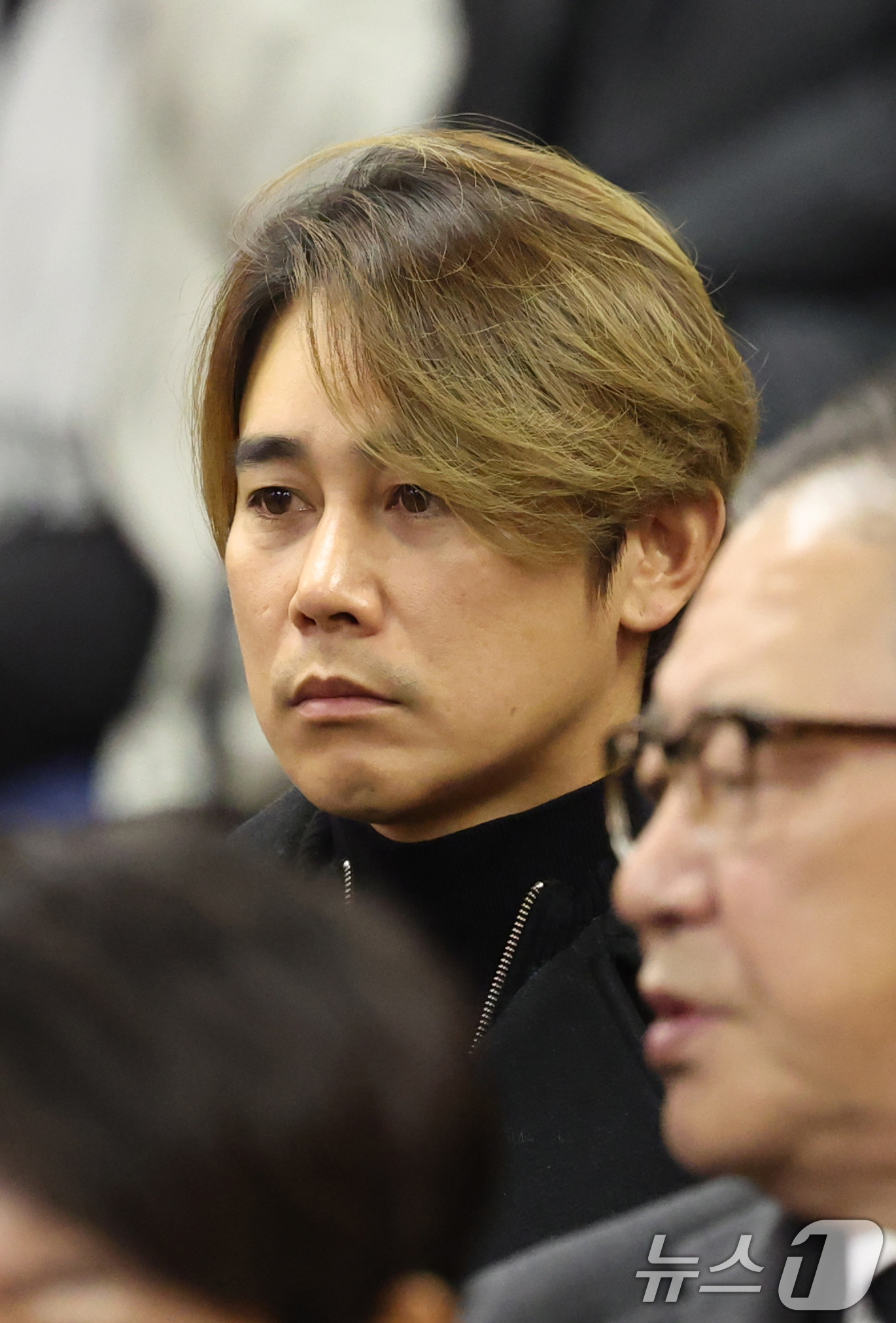 (서울=뉴스1) 김명섭 기자 = 국민배우 이순재가 91세를 일기로 별세한 가운데, 27일 오전 서울 송파구 아산병원에서 열린 영결식에서 배우 정태우가 애도를 표하고 있다. 이순재는 …