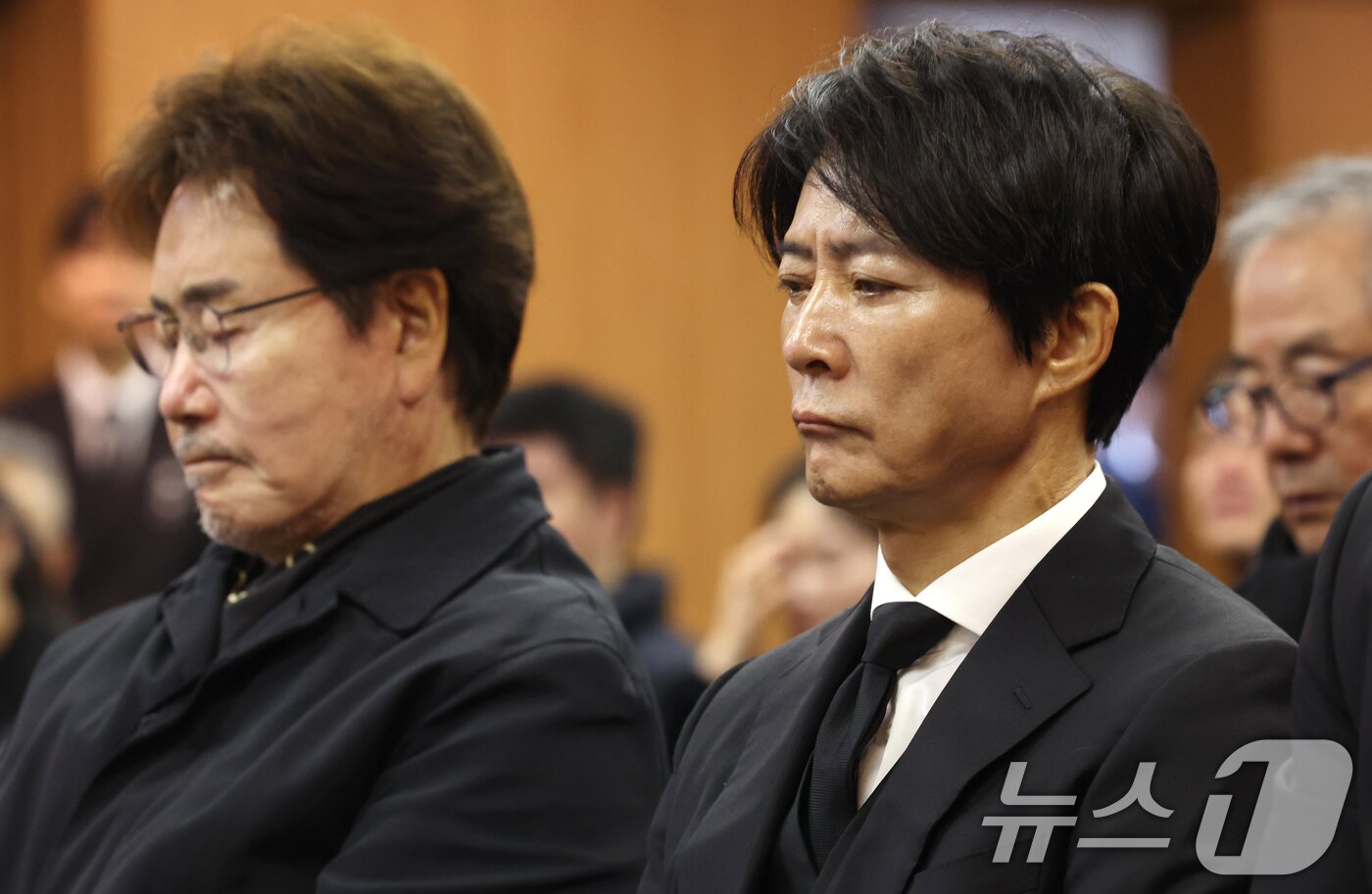 본문 이미지 - 국민배우 이순재가 91세를 일기로 별세한 가운데, 27일 오전 서울 송파구 아산병원에서 열린 영결식에서 배우 최수종이 애도하고 있다.  &#40;공동취재&#41; 2025.11.27/뉴스1 ⓒ News1 김명섭 기자