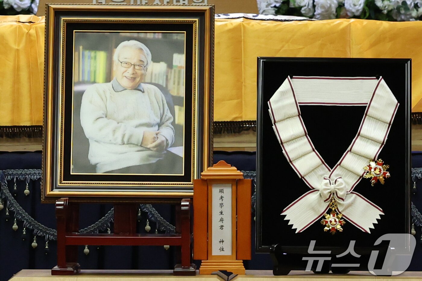 본문 이미지 - 국민배우 이순재가 91세를 일기로 별세한 가운데, 27일 오전 서울 송파구 아산병원에서 열린 영결식이 엄수되고 있다.  &#40;공동취재&#41; 2025.11.27/뉴스1 ⓒ News1 김명섭 기자