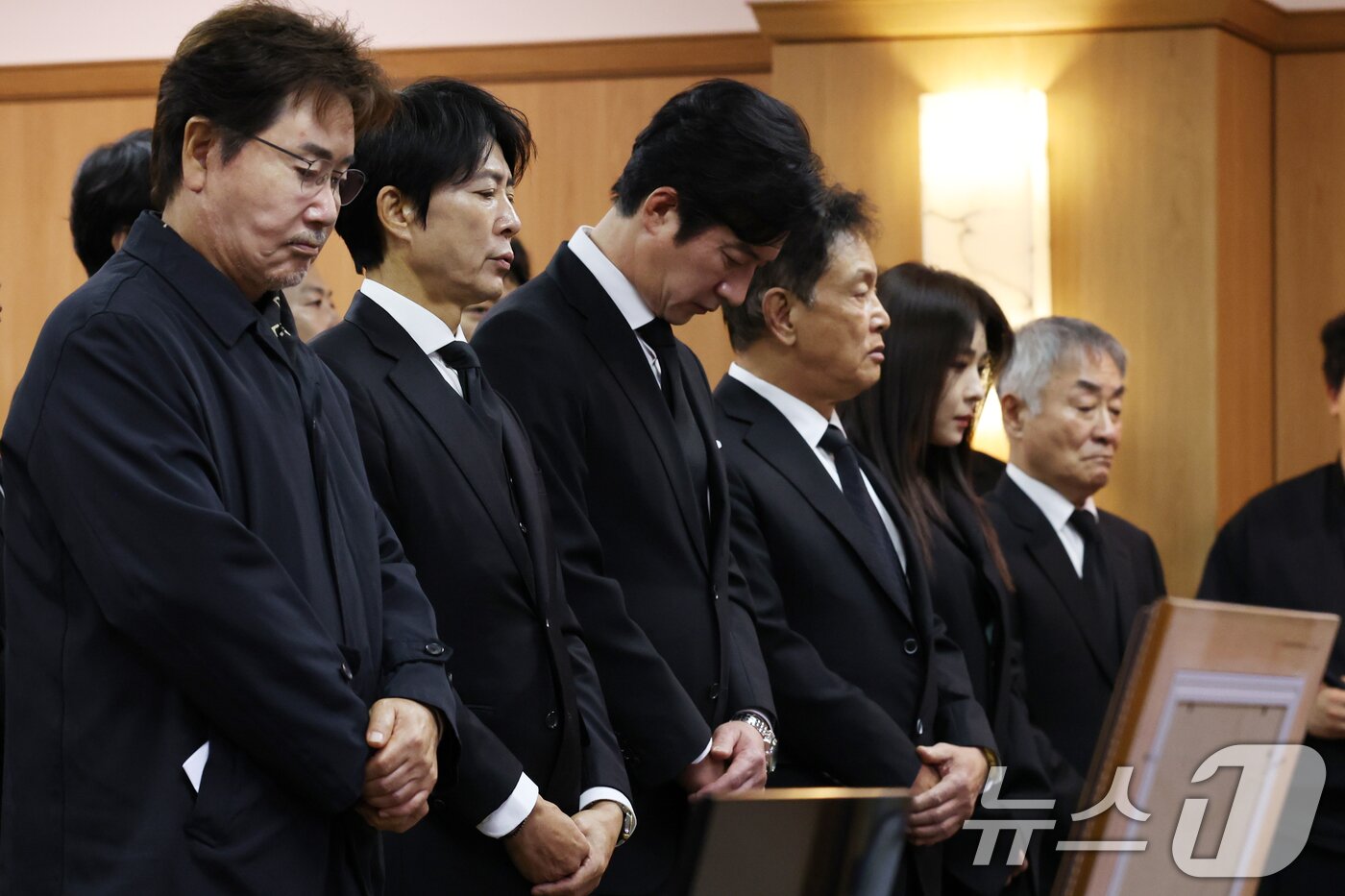 본문 이미지 - 국민배우 이순재가 91세를 일기로 별세한 가운데, 27일 오전 서울 송파구 아산병원에서 열린 영결식에서 동료 연예인들이 애도하고 있다.  &#40;공동취재&#41; 2025.11.27/뉴스1 ⓒ News1 김명섭 기자