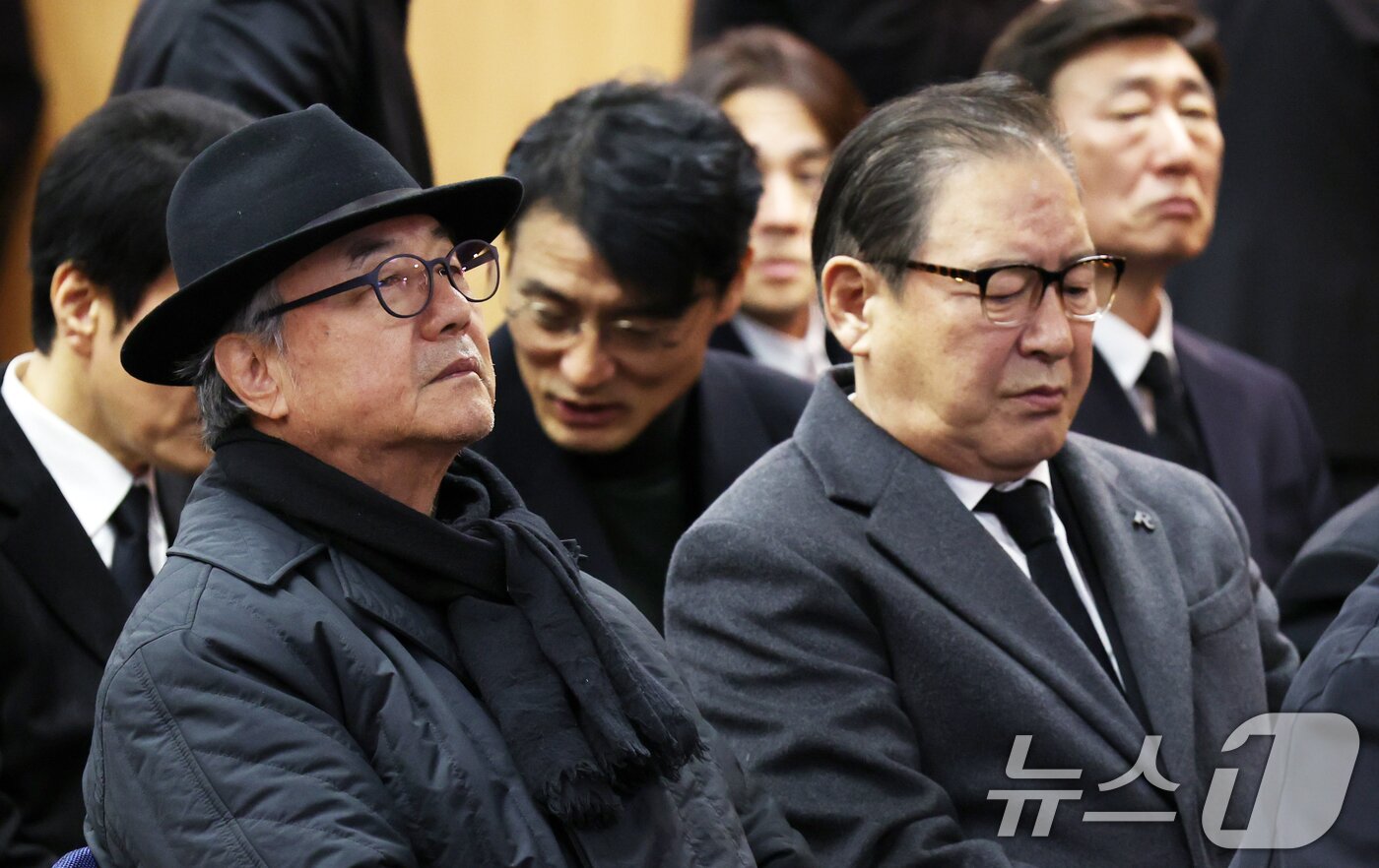 본문 이미지 - 국민배우 이순재가 91세를 일기로 별세한 가운데, 27일 오전 서울 송파구 아산병원에서 열린 영결식에서 배우 정동환이 애도하고 있다.  &#40;공동취재&#41; 2025.11.27/뉴스1 ⓒ News1 김명섭 기자