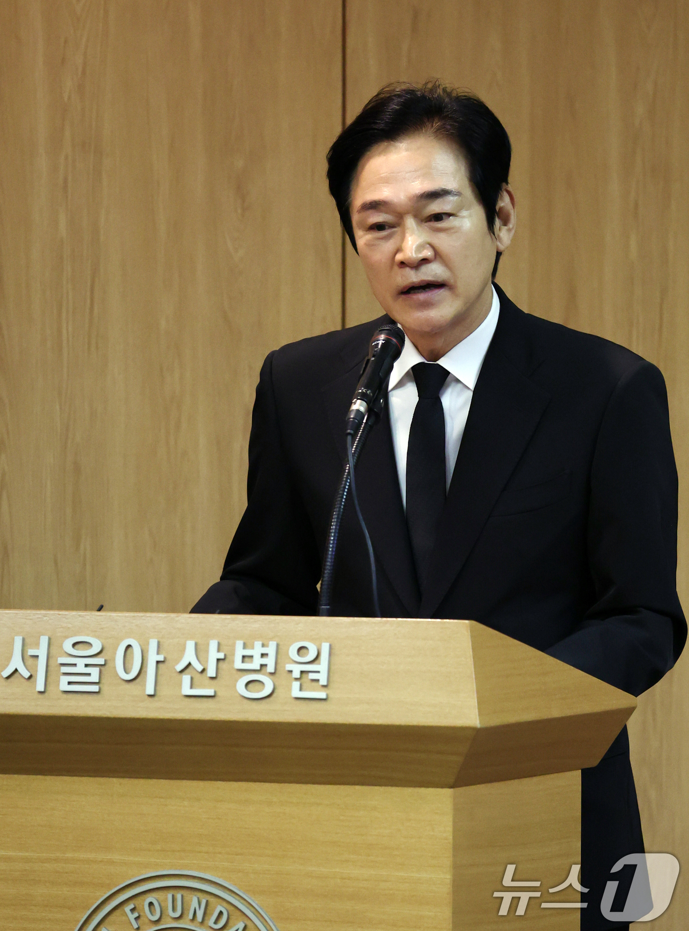 (서울=뉴스1) 김명섭 기자 = 국민배우 이순재가 91세를 일기로 별세한 가운데, 27일 오전 서울 송파구 아산병원에서 열린 영결식에서 정보석이 사회를 보고 있다. 이순재는 지난해 …