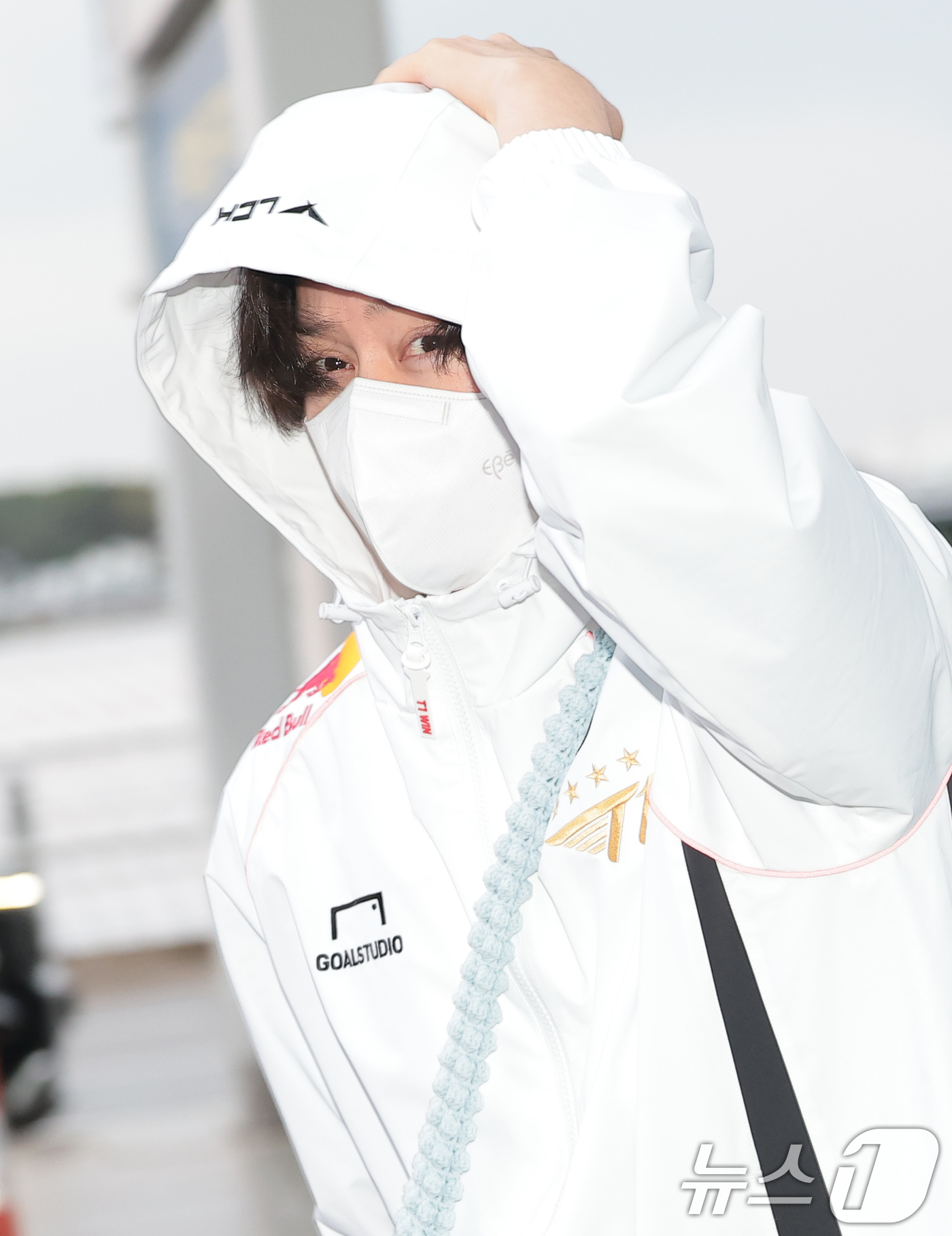 (인천공항=뉴스1) 권현진 기자 = 슈퍼주니어 희철이 26일 오전 '2025 MAMA AWARDS'(2025 마마 어워즈) 를 위해 27일 인천 인천국제공항을 통해 홍콩으로 출국하 …