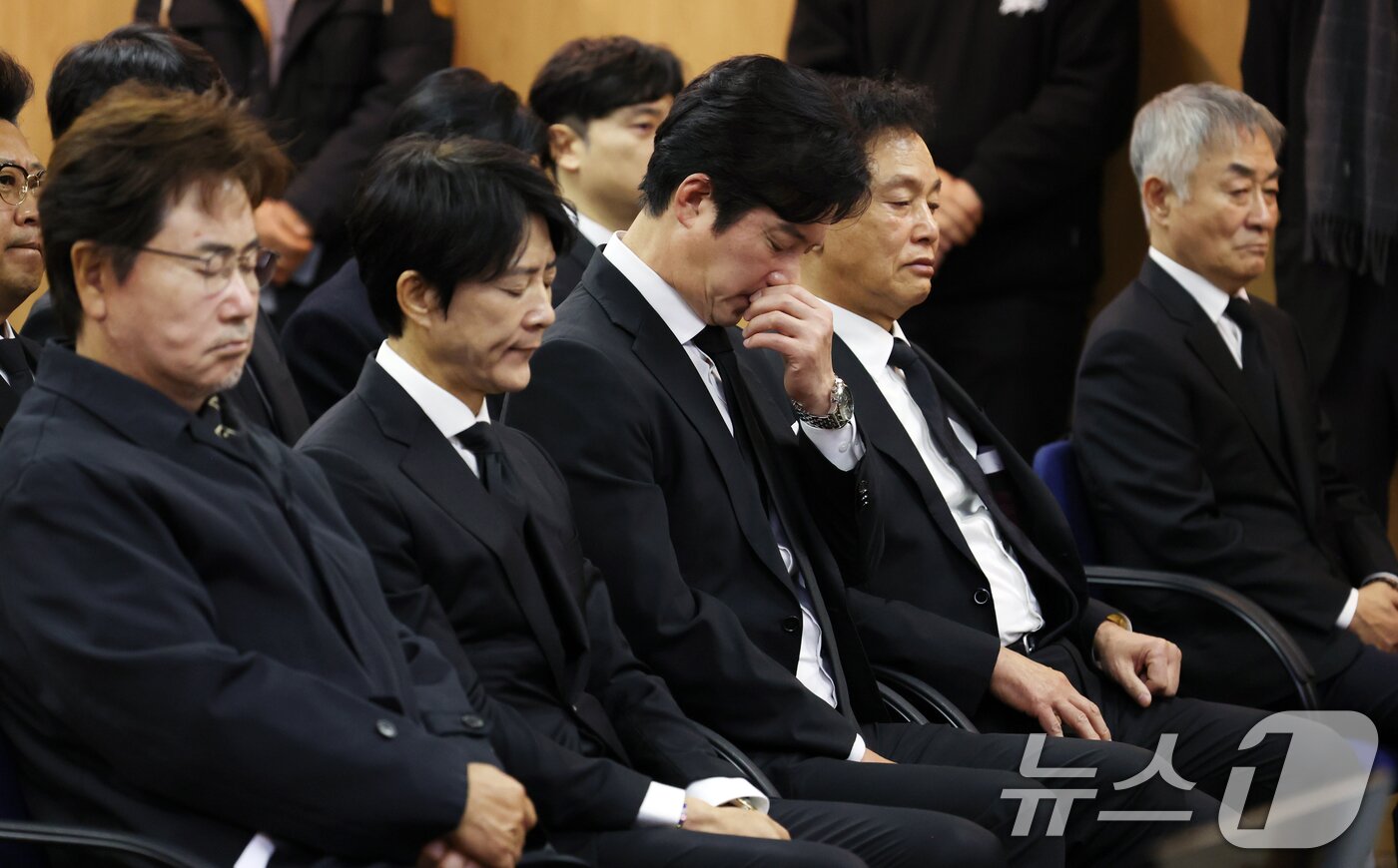본문 이미지 - 국민배우 이순재가 91세를 일기로 별세한 가운데, 27일 오전 서울 송파구 아산병원에서 열린 영결식에서 동료 연예인들이 애도하고 있다. 이순재는 지난해 연극 '고도를 기다리며를 기다리며'를 마지막으로 활동을 중단하고 건강 악화로 재활 치료를 받던 중 사망 소식을 전해 안타까움을 자아내고 있다. (공동취재) 2025.11.27/뉴스1 ⓒ News1 김명섭 기자