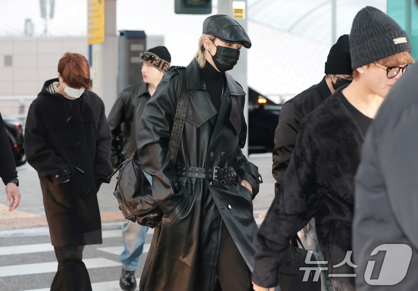 (인천공항=뉴스1) 권현진 기자 = 스트레이 키즈 현진(가운데)이 26일 오전 '2025 MAMA AWARDS'(2025 마마 어워즈) 를 위해 27일 인천 인천국제공항을 통해 홍 …