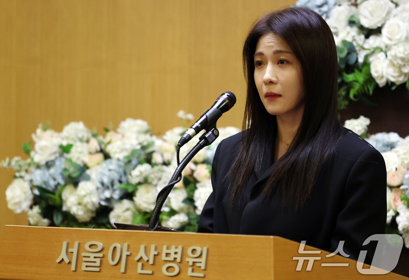 본문 이미지 - 국민배우 이순재가 91세를 일기로 별세한 가운데, 27일 오전 서울 송파구 아산병원에서 열린 영결식에서 배우 하지원이 추도사를 하고 있다.  &#40;공동취재&#41; 2025.11.27/뉴스1 ⓒ News1 김명섭 기자