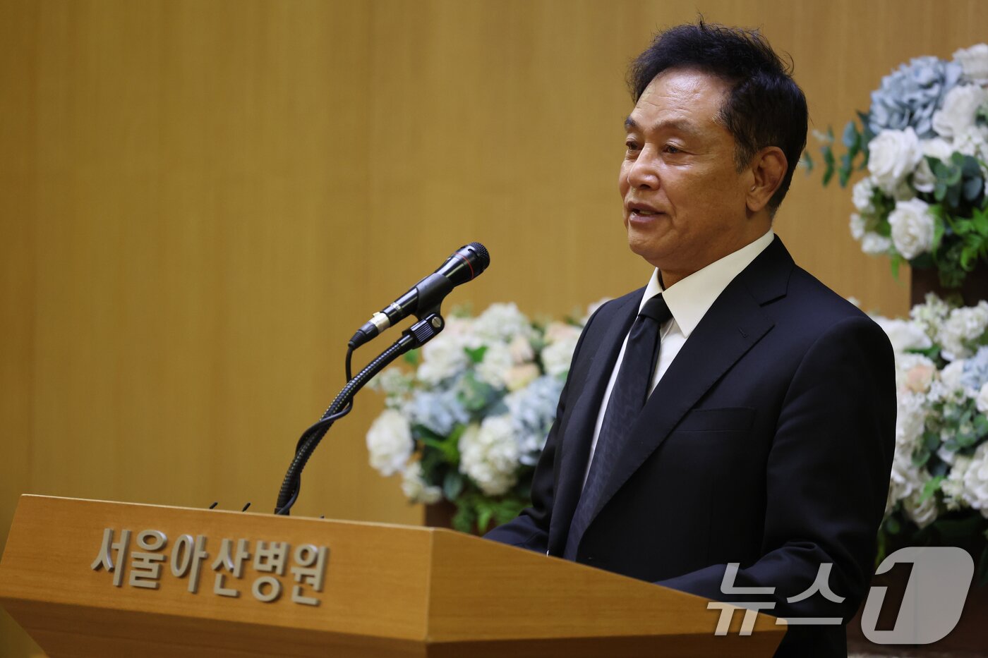 본문 이미지 - 국민배우 이순재가 91세를 일기로 별세한 가운데, 27일 오전 서울 송파구 아산병원에서 열린 영결식에서 배우 김영철이 추도사를 하고 있다.  &#40;공동취재&#41; 2025.11.27/뉴스1 ⓒ News1 김명섭 기자