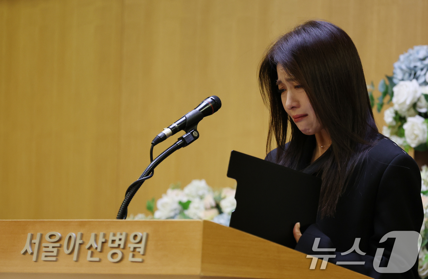 (서울=뉴스1) 김명섭 기자 = 국민배우 이순재가 91세를 일기로 별세한 가운데, 27일 오전 서울 송파구 아산병원에서 열린 영결식에서 배우 하지원이 추도사를 하고 있다. 이순재는 …