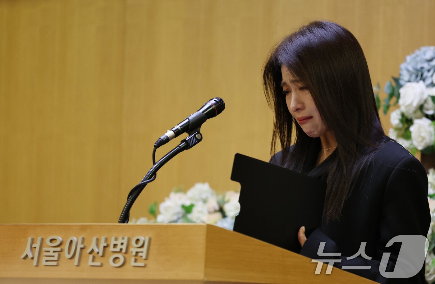 본문 이미지 - 국민배우 이순재가 91세를 일기로 별세한 가운데, 27일 오전 서울 송파구 아산병원에서 열린 영결식에서 배우 하지원이 추모사를 하고 있다. 이순재는 지난해 연극 '고도를 기다리며를 기다리며'를 마지막으로 활동을 중단하고 건강 악화로 재활 치료를 받던 중 사망 소식을 전해 안타까움을 자아내고 있다. (공동취재) 2025.11.27/뉴스1 ⓒ News1 김명섭 기자