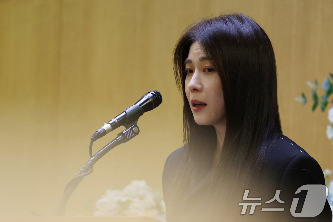 본문 이미지 - 국민배우 이순재가 91세를 일기로 별세한 가운데, 27일 오전 서울 송파구 아산병원에서 열린 영결식에서 배우 하지원이 추모사를 하고 있다. 이순재는 지난해 연극 '고도를 기다리며를 기다리며'를 마지막으로 활동을 중단하고 건강 악화로 재활 치료를 받던 중 사망 소식을 전해 안타까움을 자아내고 있다. (공동취재) 2025.11.27/뉴스1 ⓒ News1 김명섭 기자