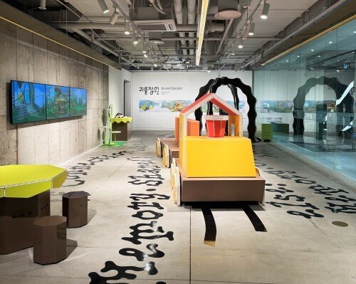 본문 이미지 - &#39;괴물정원: 아츠츠 박사와 기억의 세계&#39;전 전시 전경 &#40;수원시립아트스페이스광교 제공&#41;