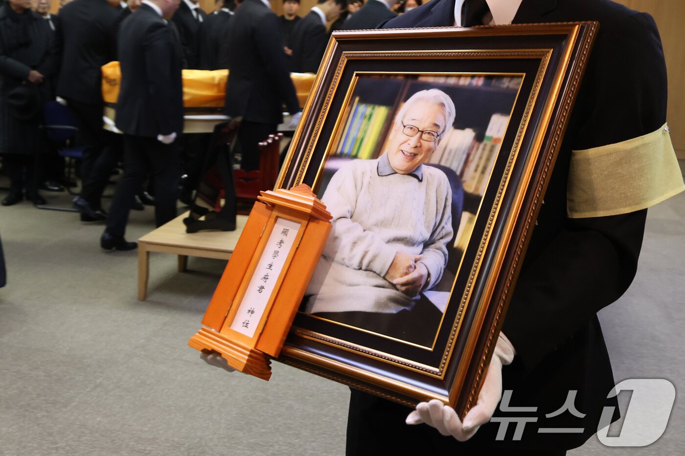 본문 이미지 - 국민배우 이순재가 91세를 일기로 별세한 가운데, 27일 오전 서울 송파구 아산병원에서 열린 영결식이 엄수되고 있다. 이순재는 지난해 연극 &#39;고도를 기다리며를 기다리며&#39;를 마지막으로 활동을 중단하고 건강 악화로 재활 치료를 받던 중 사망 소식을 전해 안타까움을 자아내고 있다. &#40;공동취재&#41; 2025.11.27/뉴스1 ⓒ News1 김명섭 기자