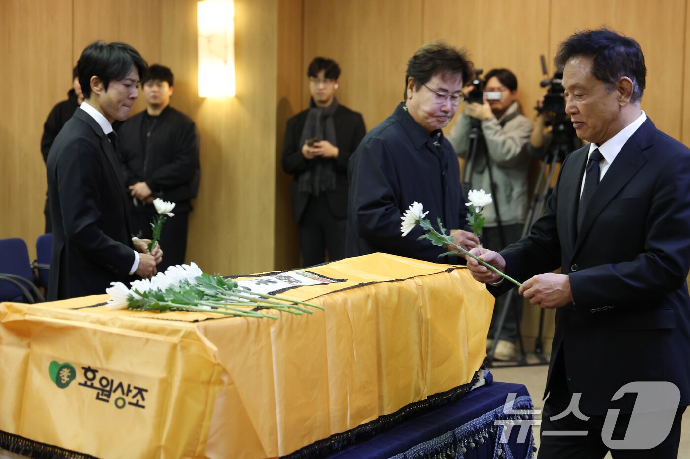 본문 이미지 - 국민배우 이순재가 91세를 일기로 별세한 가운데, 27일 오전 서울 송파구 아산병원에서 열린 영결식에서 동료 연예인들이 헌화하고 있다.  &#40;공동취재&#41; 2025.11.27/뉴스1 ⓒ News1 김명섭 기자