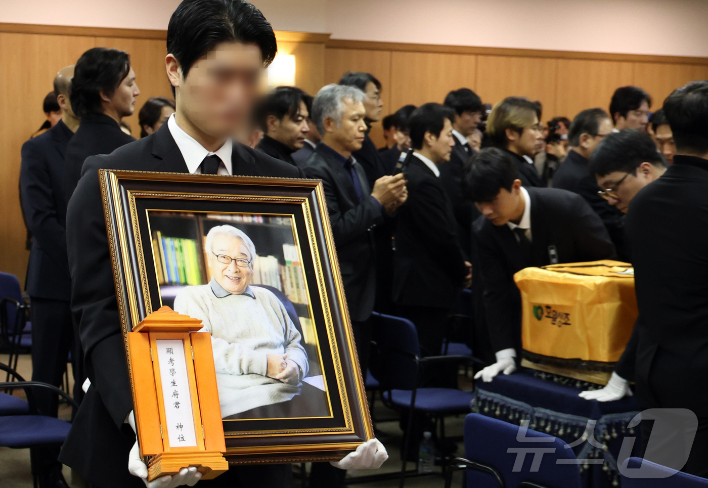 (서울=뉴스1) 김명섭 기자 = 국민배우 이순재가 91세를 일기로 별세한 가운데, 27일 오전 서울 송파구 아산병원에서 열린 영결식이 엄수되고 있다. 이순재는 지난해 연극 '고도를 …