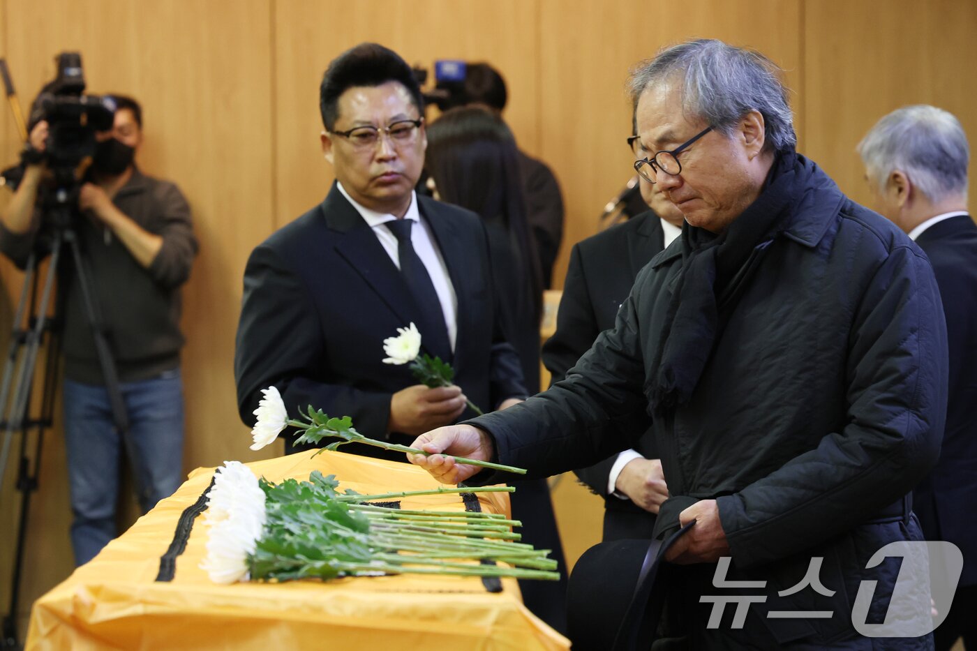 본문 이미지 - 국민배우 이순재가 91세를 일기로 별세한 가운데, 27일 오전 서울 송파구 아산병원에서 열린 영결식에서 배우 정동환이 헌화하고 있다. 이순재는 지난해 연극 '고도를 기다리며를 기다리며'를 마지막으로 활동을 중단하고 건강 악화로 재활 치료를 받던 중 사망 소식을 전해 안타까움을 자아내고 있다. (공동취재) 2025.11.27/뉴스1 ⓒ News1 김명섭 기자