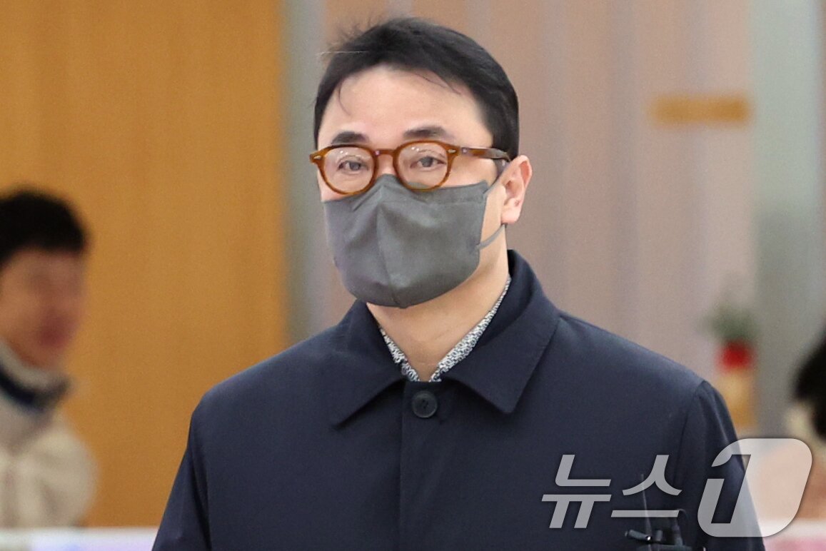 본문 이미지 - &#39;양평 공흥지구 특혜&#39; 의혹을 받는 김건희 여사 오빠 김진우 씨가 27일 오전 서울 종로구 광화문 KT 빌딩에 마련된 김건희 특검&#40;특별검사 민중기&#41; 사무실에 에 피의자 신분으로 출석하고 있다. 2025.11.27/뉴스1 ⓒ News1 황기선 기자