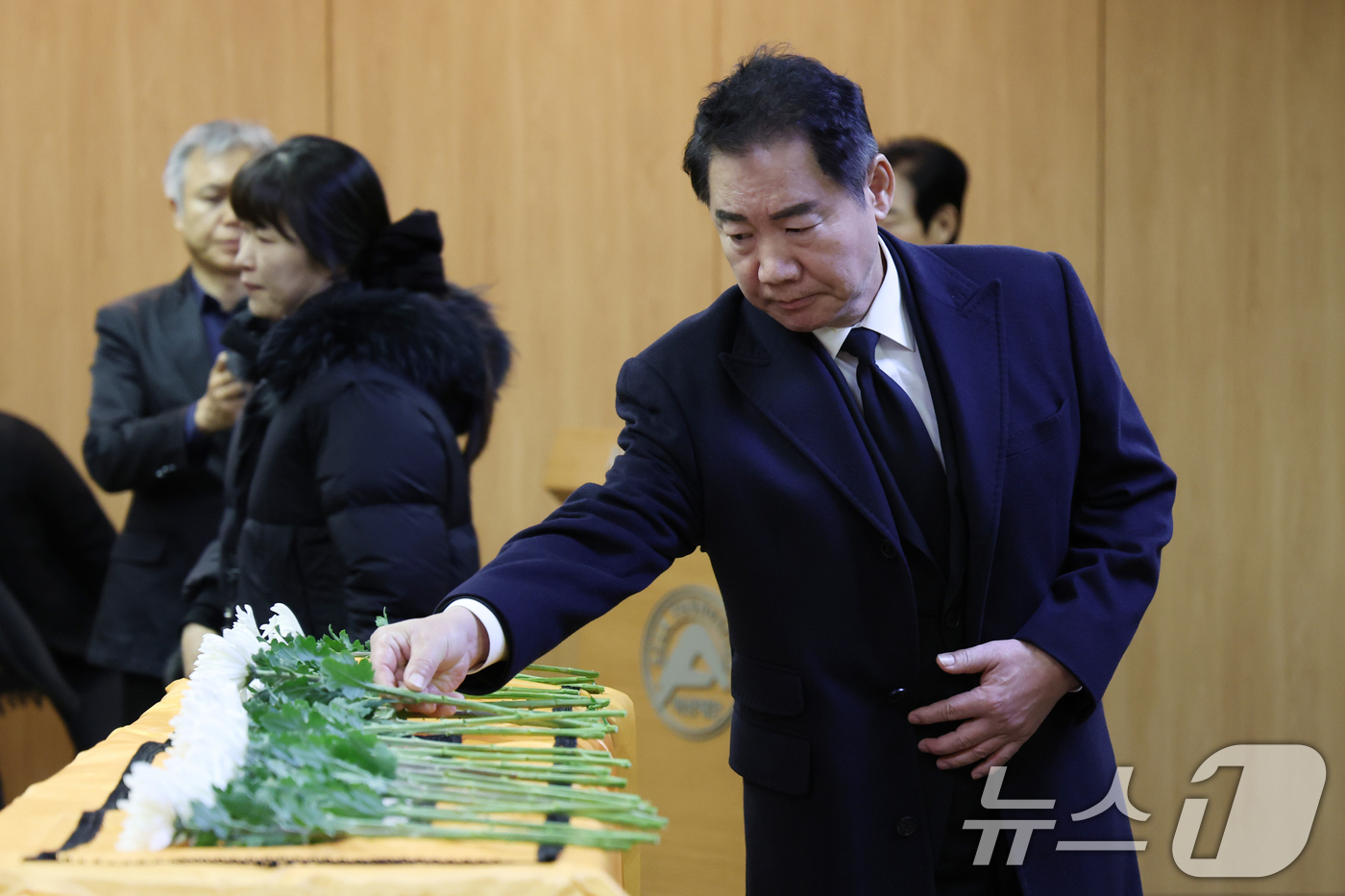 (서울=뉴스1) 김명섭 기자 = 국민배우 이순재가 91세를 일기로 별세한 가운데, 27일 오전 서울 송파구 아산병원에서 열린 영결식에서 배우 박상원이 헌화하고 있다. 이순재는 지난 …