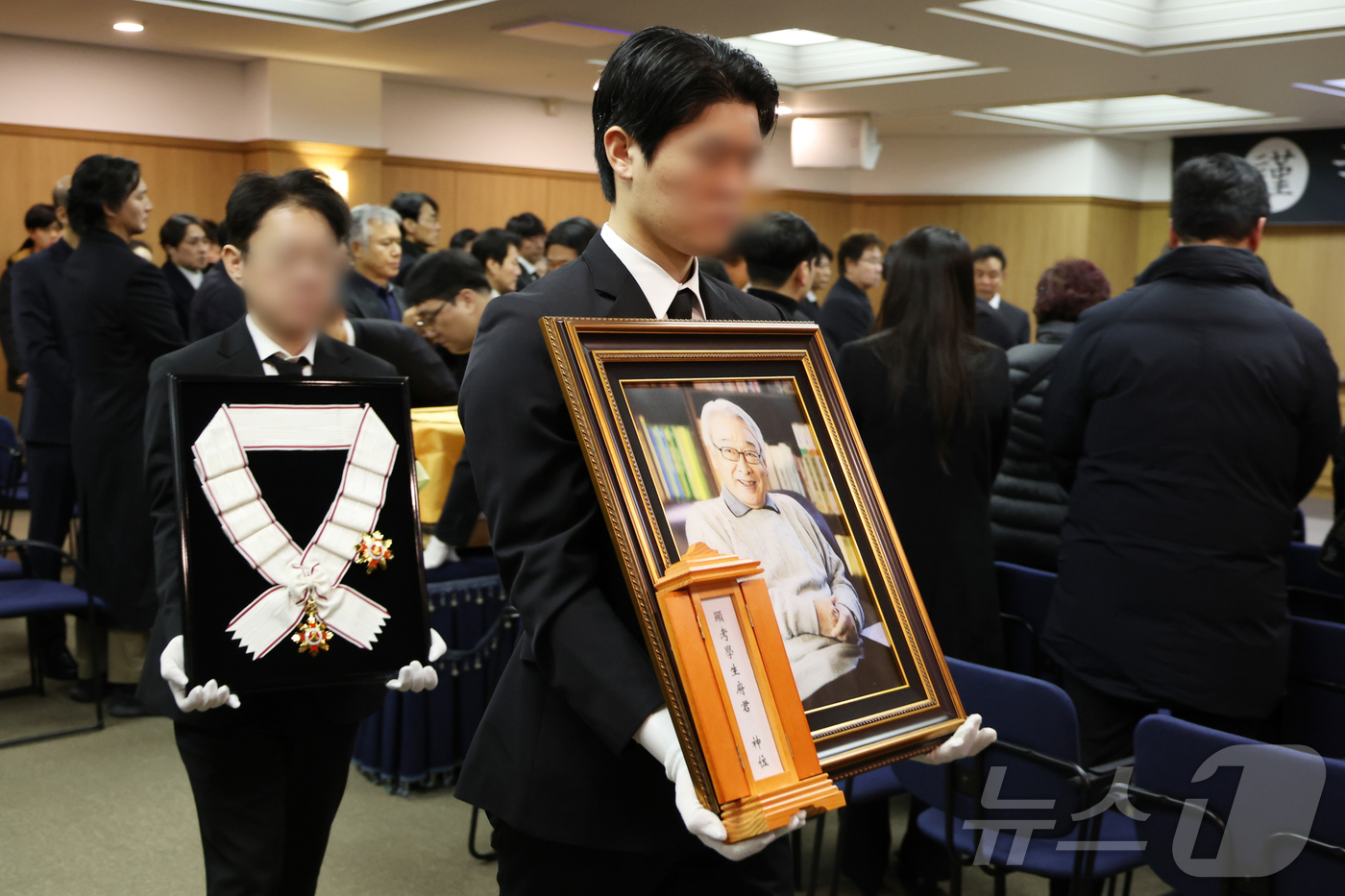 (서울=뉴스1) 김명섭 기자 = 국민배우 이순재가 91세를 일기로 별세한 가운데, 27일 오전 서울 송파구 아산병원에서 열린 영결식이 엄수되고 있다. 이순재는 지난해 연극 '고도를 …