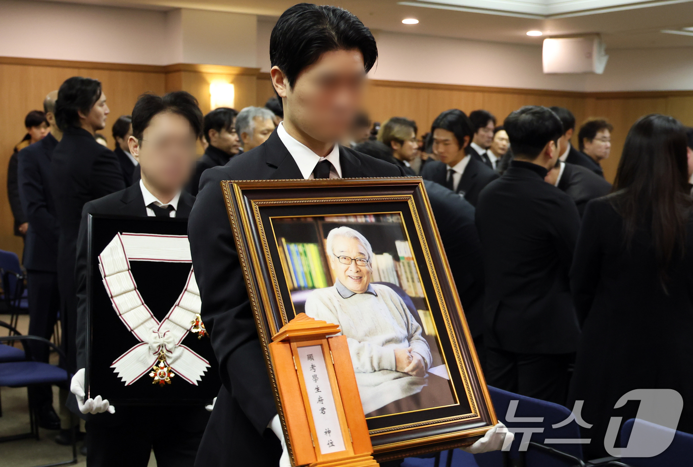 (서울=뉴스1) 김명섭 기자 = 국민배우 이순재가 91세를 일기로 별세한 가운데, 27일 오전 서울 송파구 아산병원에서 열린 영결식이 엄수되고 있다. 이순재는 지난해 연극 '고도를 …