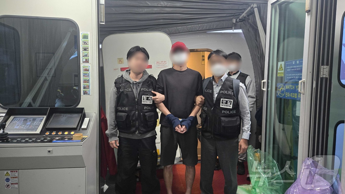 (서울=뉴스1) = 경찰청이 국내외 영화, 드라마, 웹소설 등 저작물을 무단으로 15,863회 게시한 저작권법 위반 총책 피의자 A씨(남,40대) 및 캄보디아 거점 연애 빙자 사기 …