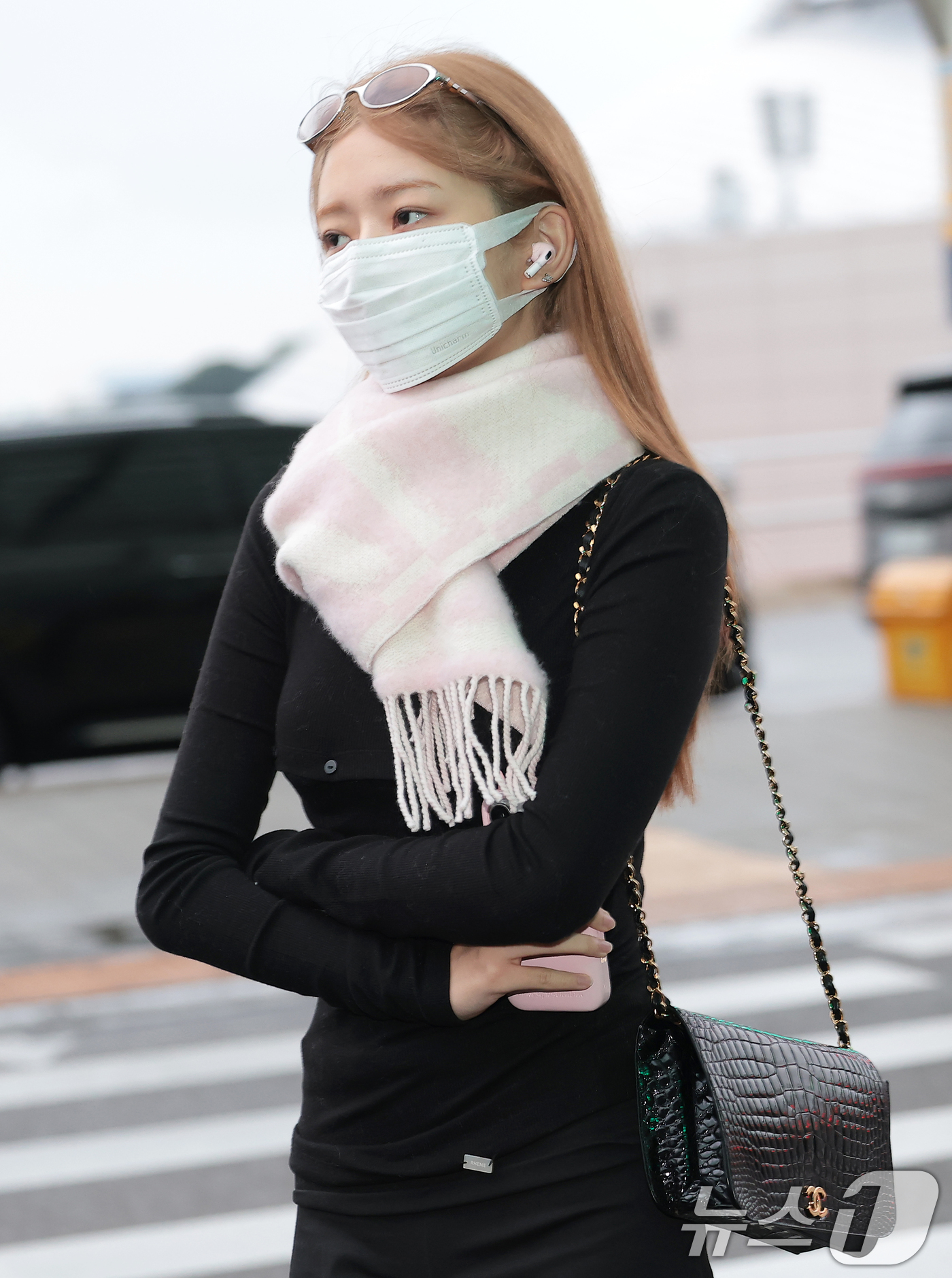 (인천공항=뉴스1) 권현진 기자 = 아이브 리즈가 26일 오전 '2025 MAMA AWARDS'(2025 마마 어워즈) 를 위해 27일 인천 인천국제공항을 통해 홍콩으로 출국하고 …