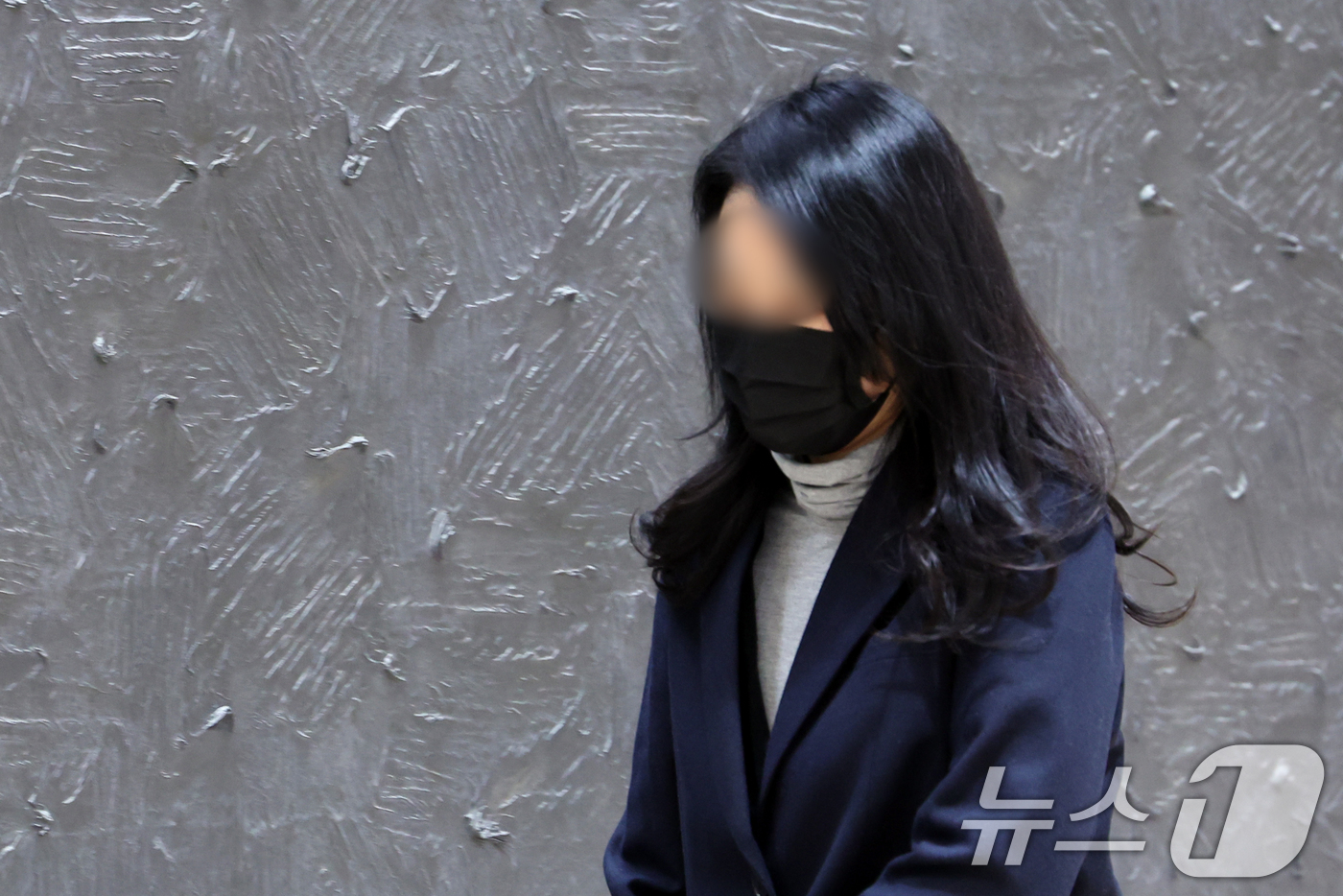 (서울=뉴스1) 황기선 기자 = 김건희 여사 오빠 김진우 씨의 배우자 노 모씨가 27일 오전 서울 종로구 광화문 KT 빌딩에 마련된 김건희 특검(특별검사 민중기) 사무실에 에 참고 …