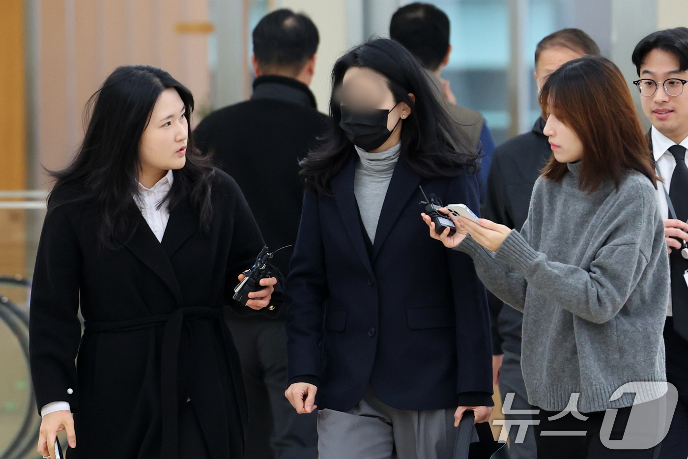 (서울=뉴스1) 황기선 기자 = 김건희 여사 오빠 김진우 씨의 배우자 노 모씨가 27일 오전 서울 종로구 광화문 KT 빌딩에 마련된 김건희 특검(특별검사 민중기) 사무실에 에 참고 …