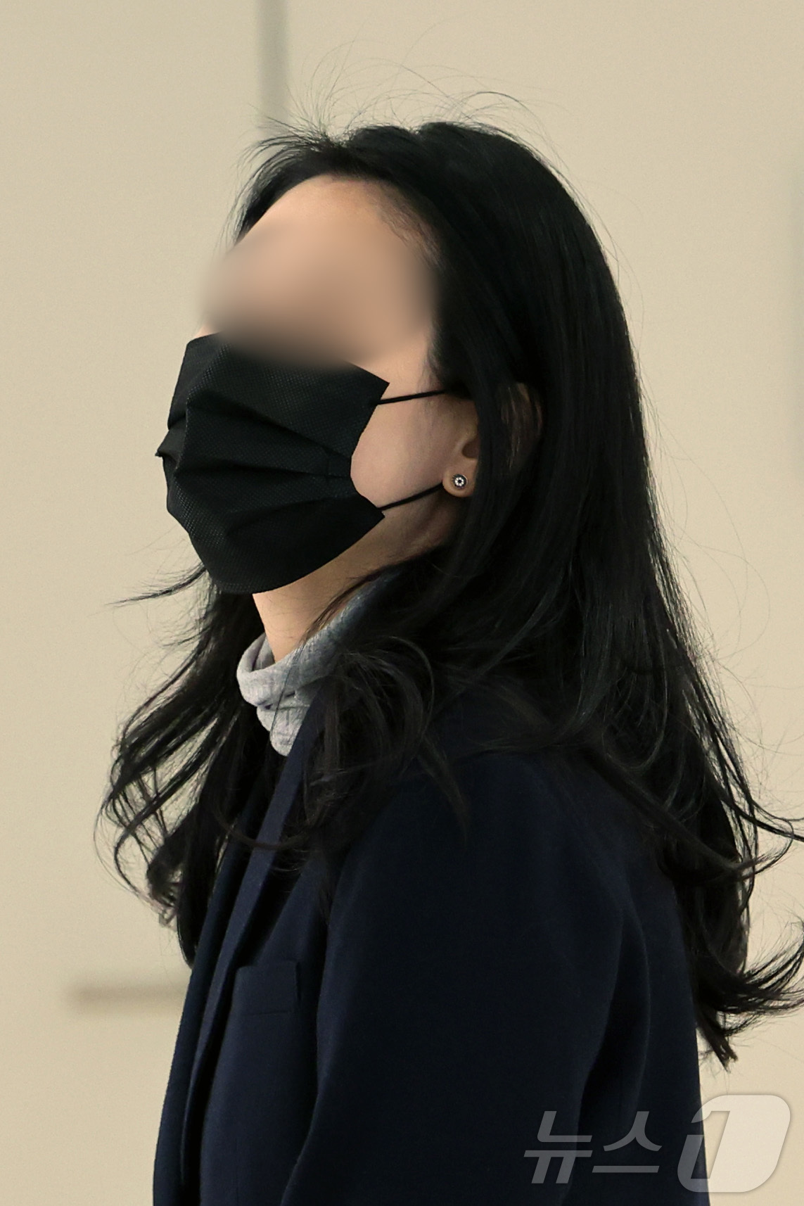 (서울=뉴스1) 황기선 기자 = 김건희 여사 오빠 김진우 씨의 배우자 노 모씨가 27일 오전 서울 종로구 광화문 KT 빌딩에 마련된 김건희 특검(특별검사 민중기) 사무실에 에 참고 …