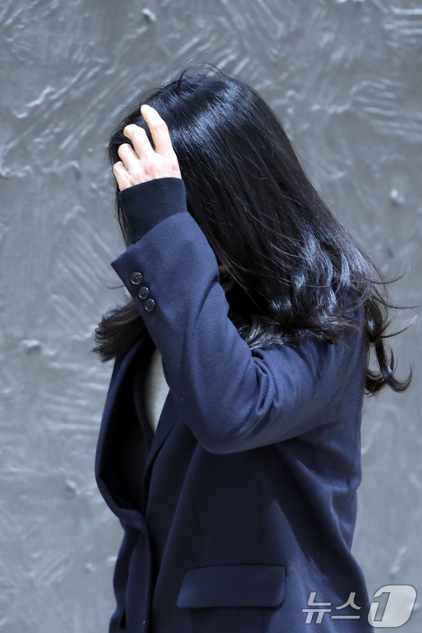 (서울=뉴스1) 황기선 기자 = 김건희 여사 오빠 김진우 씨의 배우자 노 모씨가 27일 오전 서울 종로구 광화문 KT 빌딩에 마련된 김건희 특검(특별검사 민중기) 사무실에 에 참고 …