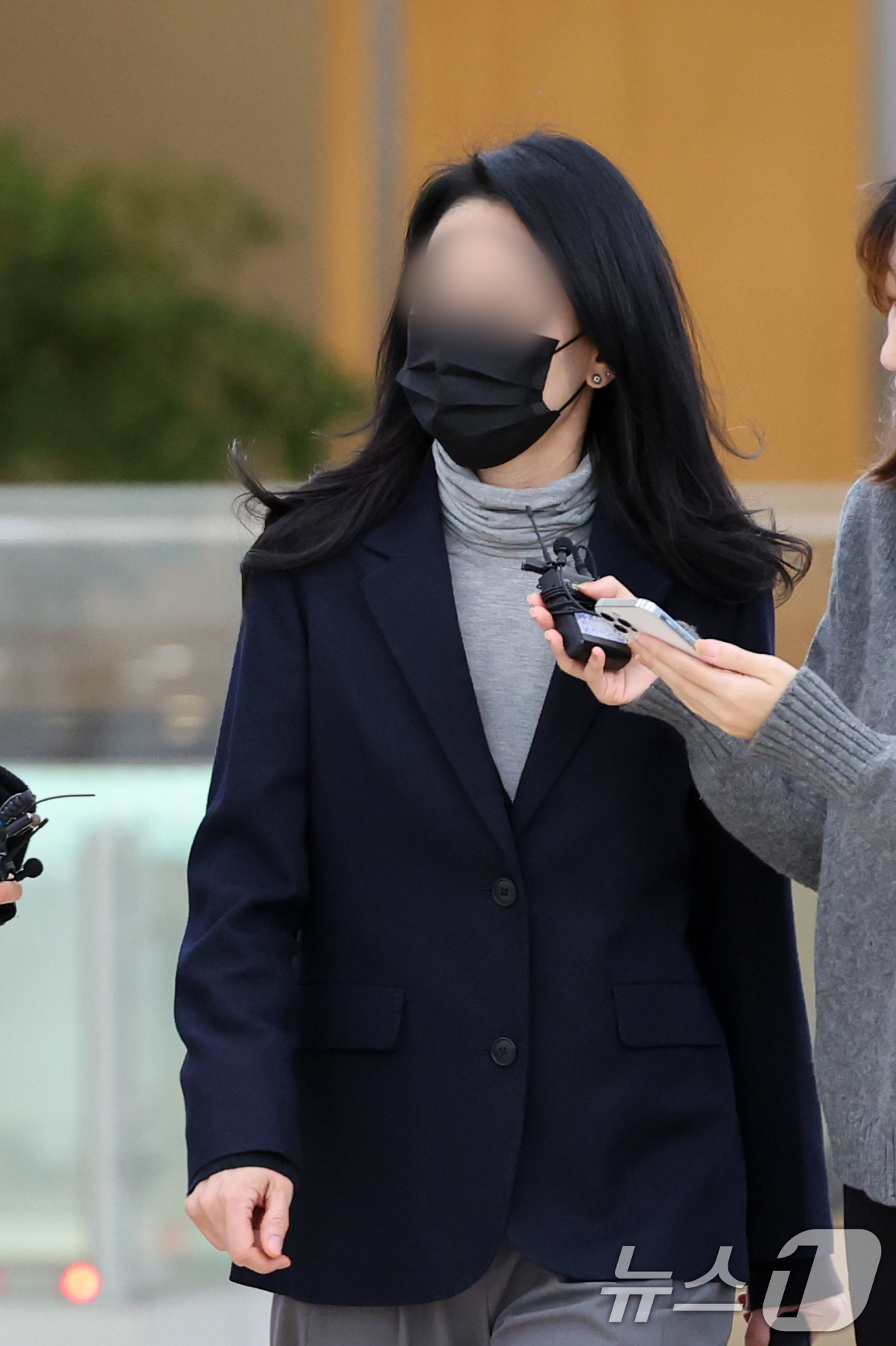 (서울=뉴스1) 황기선 기자 = 김건희 여사 오빠 김진우 씨의 배우자 노 모씨가 27일 오전 서울 종로구 광화문 KT 빌딩에 마련된 김건희 특검(특별검사 민중기) 사무실에 에 참고 …