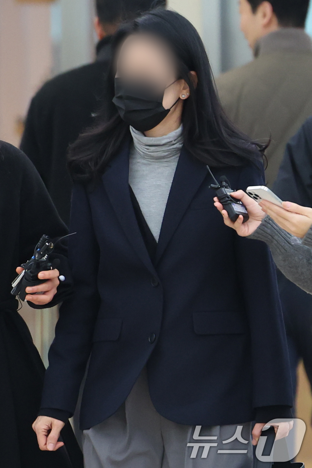 (서울=뉴스1) 황기선 기자 = 김건희 여사 오빠 김진우 씨의 배우자 노 모씨가 27일 오전 서울 종로구 광화문 KT 빌딩에 마련된 김건희 특검(특별검사 민중기) 사무실에 에 참고 …