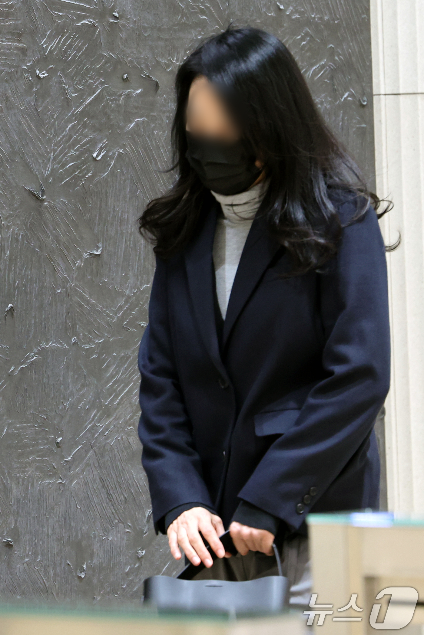 (서울=뉴스1) 황기선 기자 = 김건희 여사 오빠 김진우 씨의 배우자 노 모씨가 27일 오전 서울 종로구 광화문 KT 빌딩에 마련된 김건희 특검(특별검사 민중기) 사무실에 에 참고 …