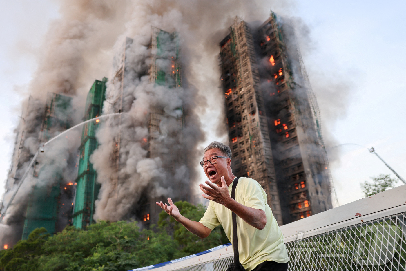 (로이터=뉴스1) 임세영 기자 = 26일 홍콩 왕푹 코트에서 발생한 대형 아파트 화재 현장에서 피해자가 절규하고 있다.ⓒ 로이터=뉴스1