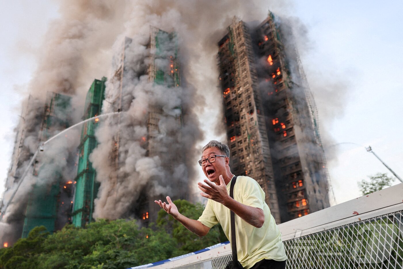 본문 이미지 - 26일 홍콩 왕푹 콕에서 발생한 대형 아파트 화재 현장에서 한 피해자가 절규하고 있다. ⓒ 로이터=뉴스1 ⓒ News1 임세영 기자