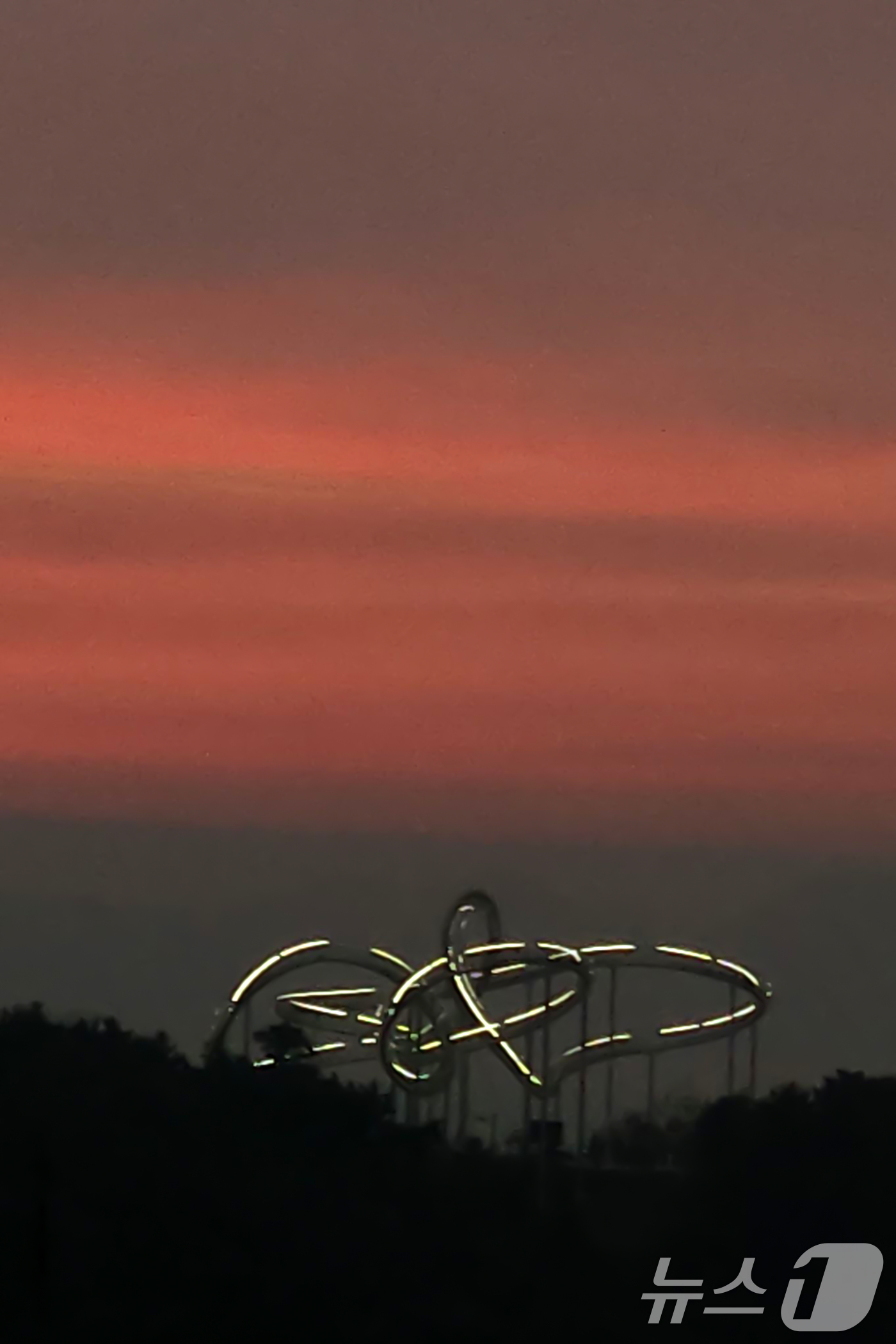 (포항=뉴스1) 최창호 기자 = 27일 일출을 앞둔 경북 포항시 북구 환호동 스페이스워크 뒷편 하늘이 붉게 물들고 있다.2021년 11월 18일 개장한 스페이스워크는 포스코가 11 …